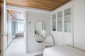 4 slaapkamers, een bureau, een strijkplank/strijkijzer, reisbedje