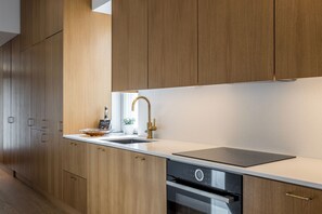 Réfrigérateur, four à micro-ondes, un four, surface de cuisson