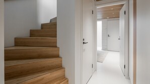 A staircase with wooden steps leading to a white door. - Lovely Design Townhouse with own sauna at Kamppi (Helsinki)