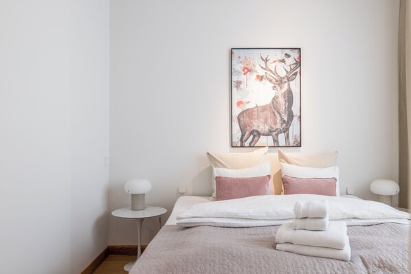 4 chambres, bureau, fer et planche à repasser, lit de bébé portatif