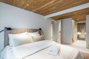 4 chambres, bureau, fer et planche à repasser, lit parapluie