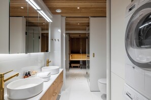 Eco-friendly toiletries, hair dryer, towels, soap - Lovely Design Townhouse with own sauna at Kamppi (Helsinki)