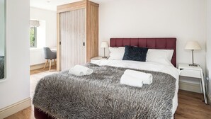 Unclassified image, 4 of 28, button - Countryside Granary cottage with access to indoor pool, sauna & steam room  (Shaw)