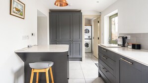 Unclassified image, 3 of 28, button - Countryside Granary cottage with access to indoor pool, sauna & steam room  (Shaw)
