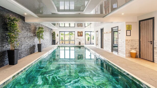 Unclassified image, 1 of 28, button - Countryside Granary cottage with access to indoor pool, sauna & steam room  (Shaw)