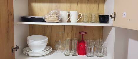 Frigorífico, microondas, horno y utensilios de cocina