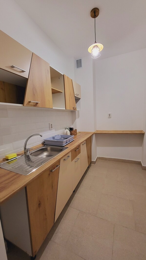 Kühlschrank, Mikrowelle, Ofen, Kochgeschirr/Geschirr/Besteck