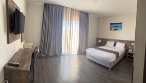 In-room safe, soundproofing, free WiFi, bed sheets