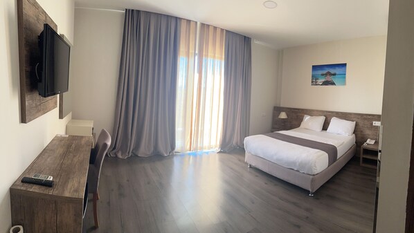 In-room safe, soundproofing, free WiFi, bed sheets