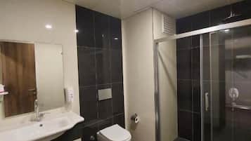 Shower, rainfall showerhead, free toiletries, hair dryer
