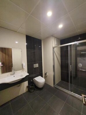 Douche, douche à « effet pluie », articles de toilette gratuits