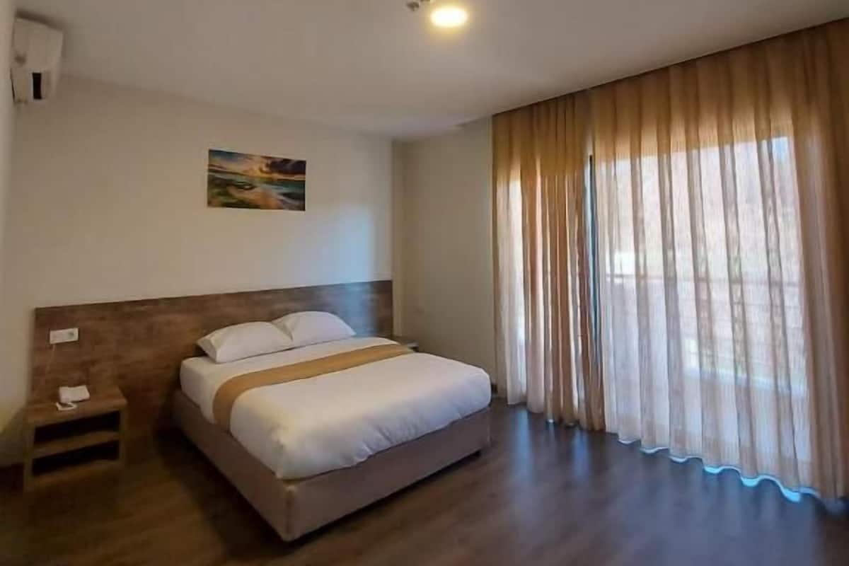 In-room safe, soundproofing, free WiFi, bed sheets