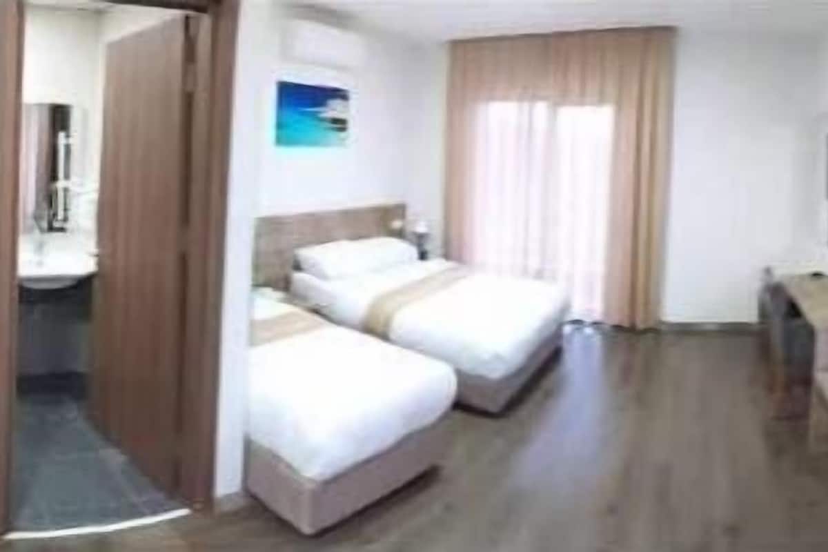 In-room safe, soundproofing, free WiFi, bed sheets