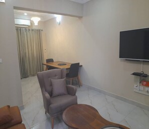 Apartamento ejecutivo | Zona de estar | Televisión de plasma de 32 pulgadas con canales por satélite