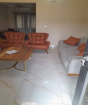 Apartamento ejecutivo | Zona de estar | Televisión de plasma de 32 pulgadas con canales por satélite