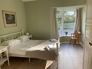 3 Schlafzimmer, Reisekinderbett, Internetzugang, Bettwäsche