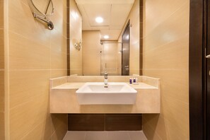 Comfort Studio | Bathroom | Shower, free toiletries, hair dryer, toilet paper - Maison Privee - Sparkle Tower 6 (Dubai)