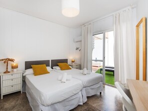 4 bedrooms, iron/ironing board, WiFi, bed sheets