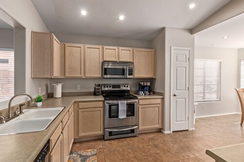 Peoria Perfect!  Stadiums Within Minutes! Sleeps 6. Pet Friendly.