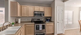 Peoria Perfect!  Stadiums Within Minutes! Sleeps 6. Pet Friendly.