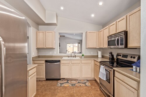 3BR w patio, BBQ grill, near stadiums
