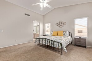 3 habitaciones, tabla de planchar con plancha, wifi y ropa de cama
