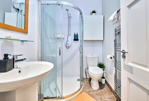 Departamento Confort | Baño | Regadera, amenidades de baño gratuitas, secadora de cabello, toallas 