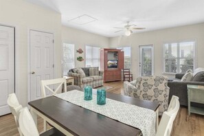 TV - Blue Mountain, Steps to Pool, Beach, Restaurants & Shops, FREE Bikes! `Hartfelt` (Santa Rosa Beach)