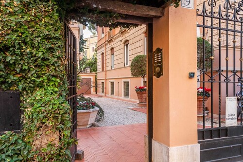 Villa Borghese: Quiet, Renovated Retreat with WiFi, AC, Patio – Palm House 2