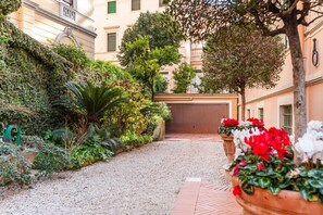 Property grounds - Villa Borghese: Quiet, Renovated Retreat with WiFi, AC, Patio – Palm House 2 (Roma)