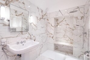 Bruser, hårtørrer, bidet, håndklæder
