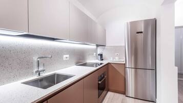 Réfrigérateur, micro-ondes, four, plaque de cuisson