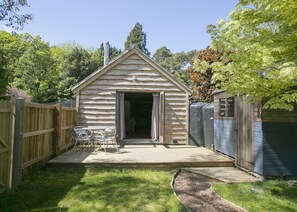 Outdoor dining - Idyllic Log Cabin with Log-fired Hot Tub nestled in a Forest Clearing (Wareham)