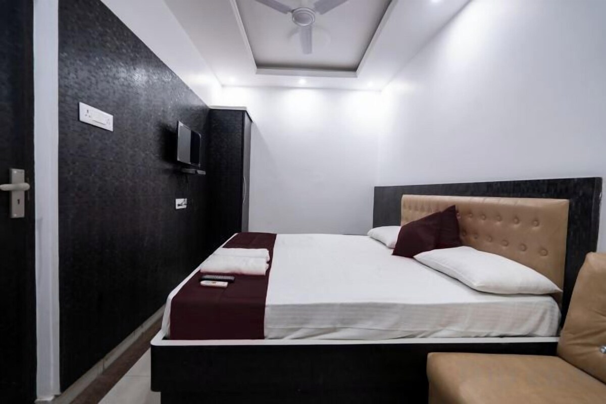 Memory-foam beds, laptop workspace, free WiFi, bed sheets