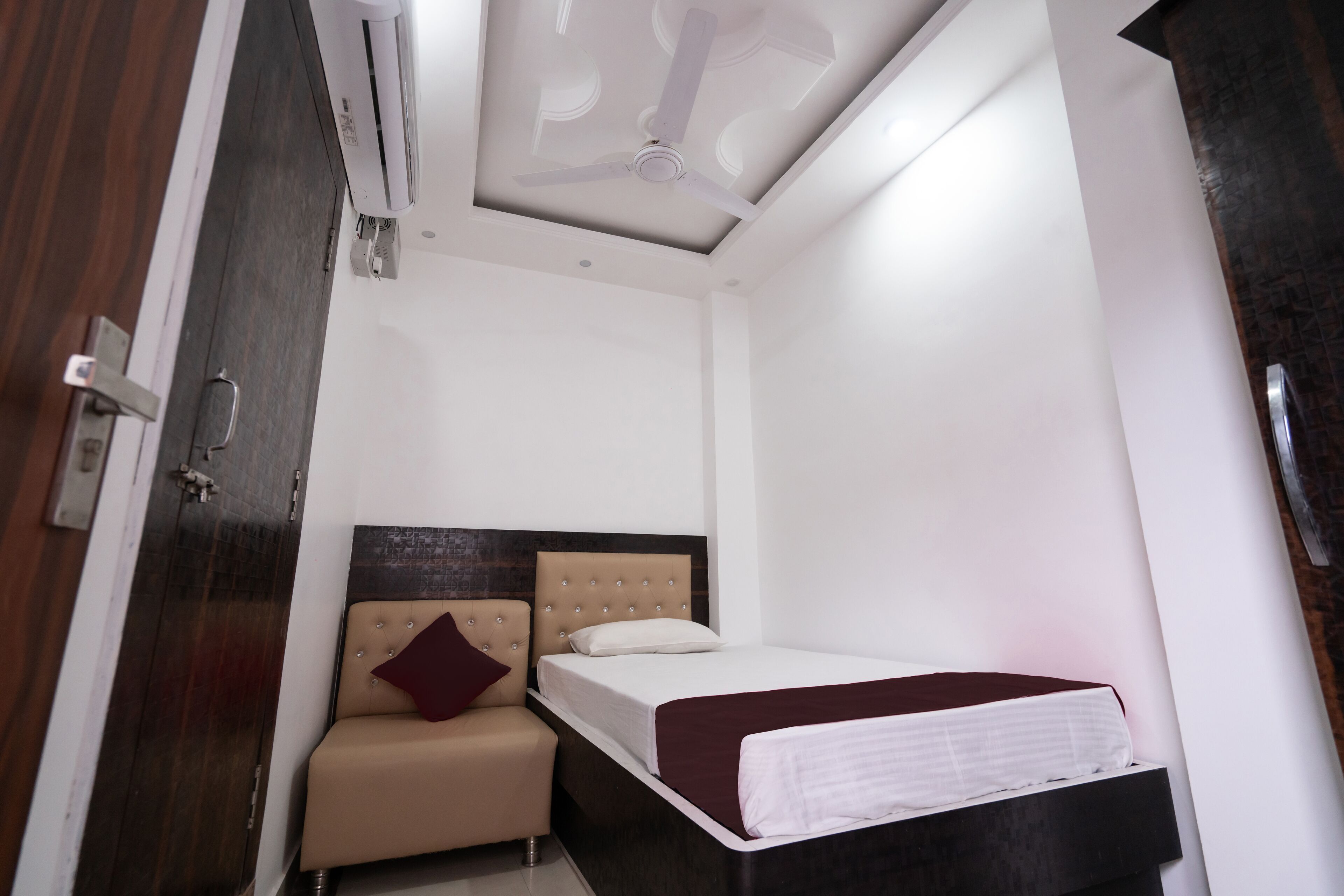 Memory foam beds, laptop workspace, free WiFi, bed sheets