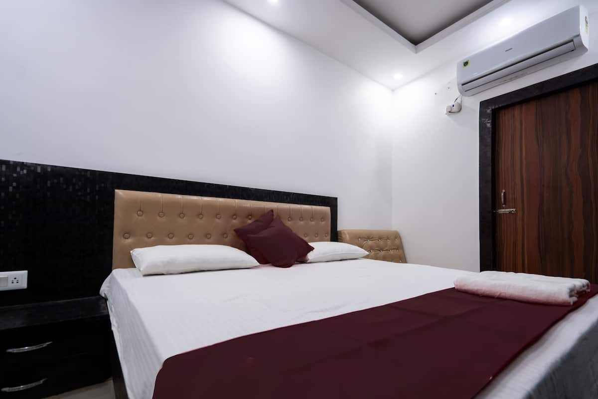 Kamar Deluks | Busa memori, ruang kerja ramah laptop, Wi-Fi gratis, dan seprai linen