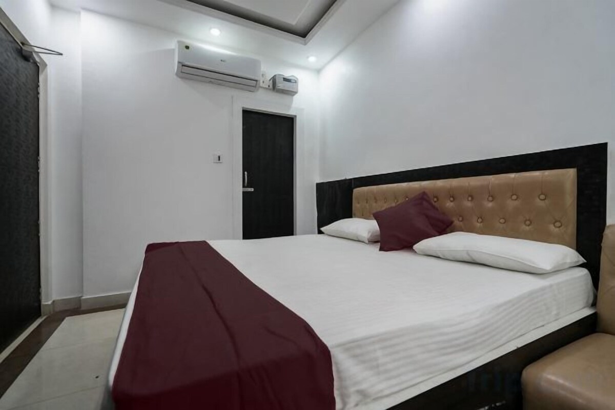 Memory foam beds, laptop workspace, WiFi (free), bed sheets
