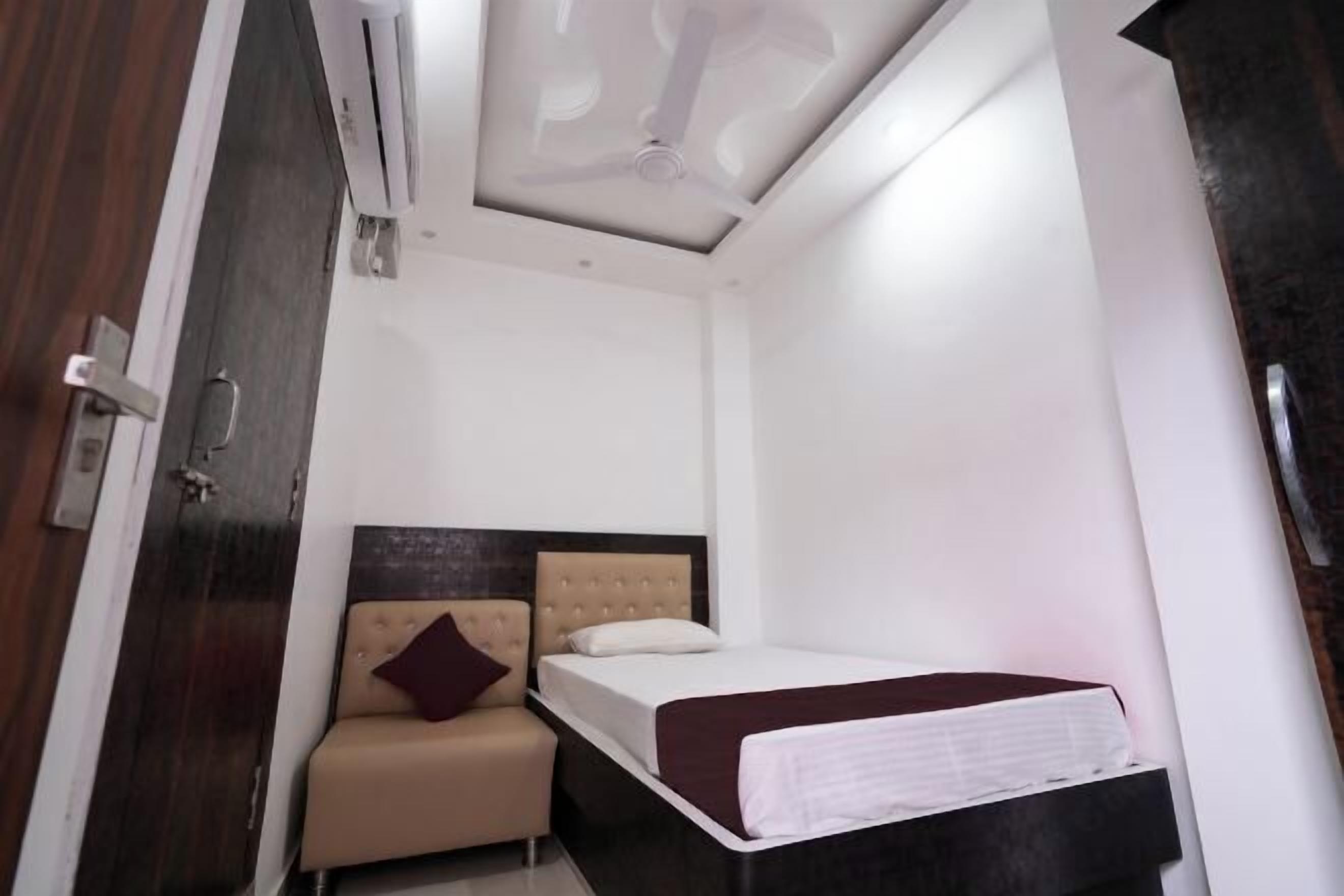 Memory foam beds, laptop workspace, free WiFi, bed sheets