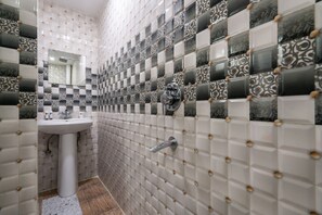 Classic Single Room | Bathroom | Shower, rainfall showerhead, towels, soap