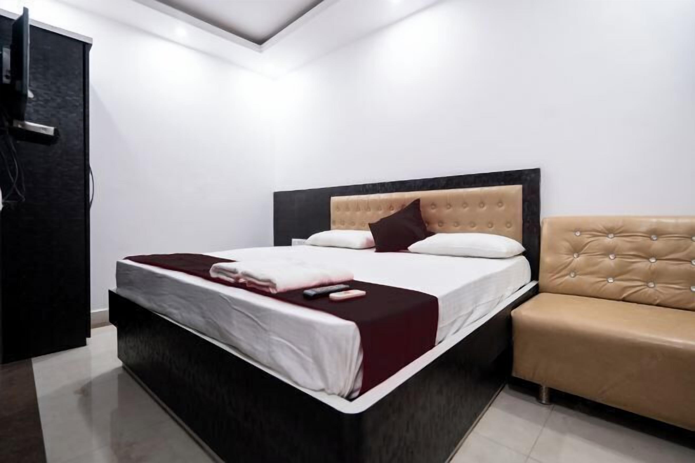 Memory foam beds, laptop workspace, free WiFi, bed sheets