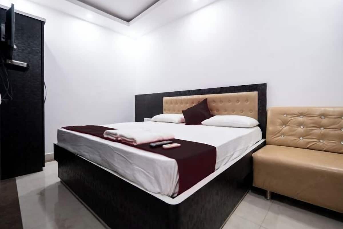 Memory-foam beds, laptop workspace, free WiFi, bed sheets