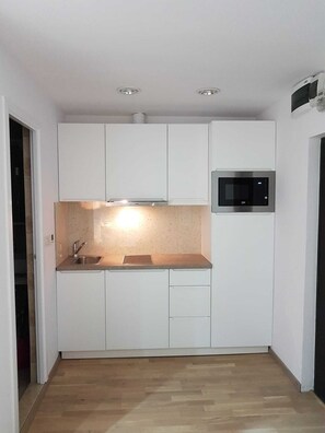 Kühlschrank, Mikrowelle, Kochgeschirr/Geschirr/Besteck