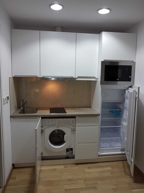 Kühlschrank, Mikrowelle, Kochgeschirr/Geschirr/Besteck