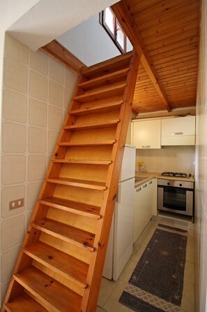 Kühlschrank, Ofen, Herdplatte, Wasserkocher mit Kaffee-/Teezubehör