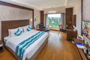 Premium-dobbeltværelse | Premium-sengetøj, minibar, pengeskab på værelset, skrivebord