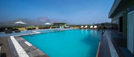 Piscina all'aperto, con ingresso dalle 07:00 alle 19:00, lettini