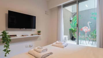 1 habitación, escritorio, tabla de planchar con plancha y wifi