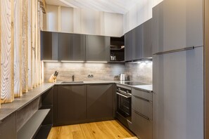 Een koelkast, een magnetron, een oven, een vaatwasser