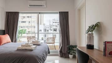 2 habitaciones, escritorio, tabla de planchar con plancha y wifi