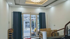 Una habitación con puerta de vidrio corrediza que da a un área exterior con mesa y sillas.